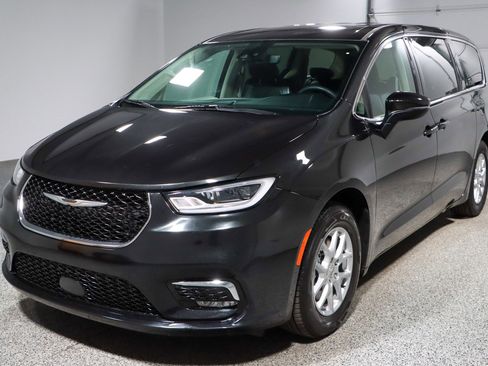 Used 2023 Chrysler Pacifica Touring-L FWD image 32
