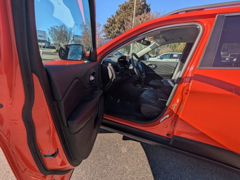 Used 2021 Jeep Cherokee Trailhawk w/ Premium Leather Package image 8