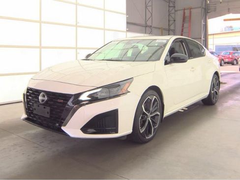 Used 2023 Nissan Altima 2.5 SR w/ SR Premium Package AWD/4WD image 2