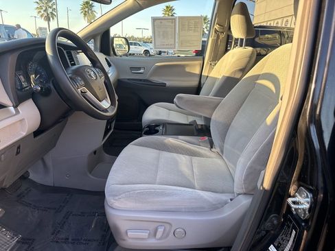 Used 2018 Toyota Sienna LE w/ Carpet Mat Package image 13