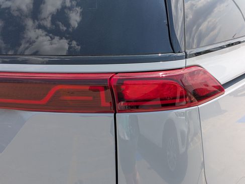 Certified 2024 Kia Carnival SX Prestige FWD image 11