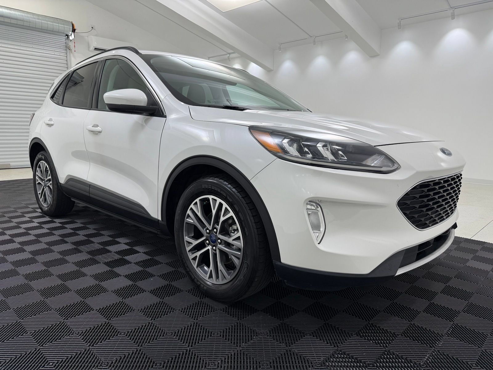 Used 2022 Ford Escape SEL w/ Technology Package FWD image 1