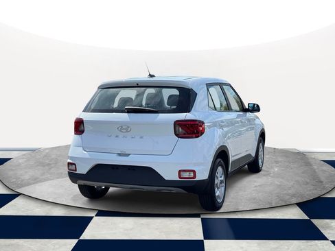 Used 2025 Hyundai Venue SE FWD image 4