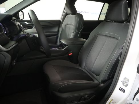 New 2025 Jeep Grand Cherokee L Laredo image 24