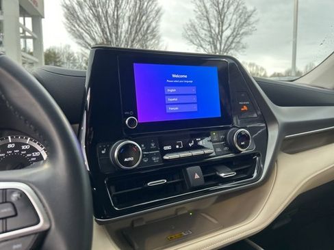 Used 2024 Toyota Highlander XLE image 21