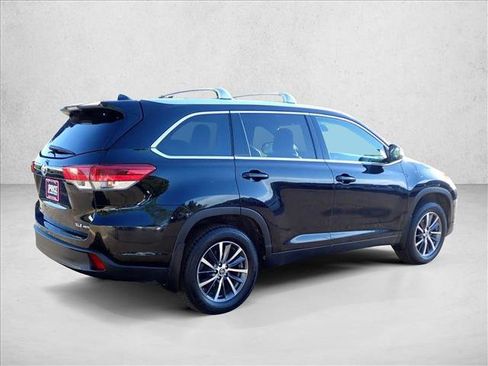 Used 2019 Toyota Highlander XLE AWD/4WD image 4