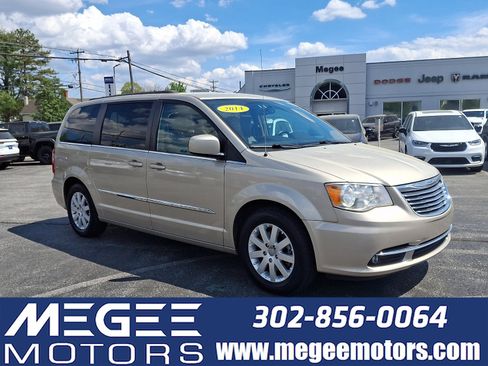 Used 2014 Chrysler Town & Country Touring image 1