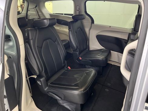Used 2023 Chrysler Pacifica Touring-L image 38