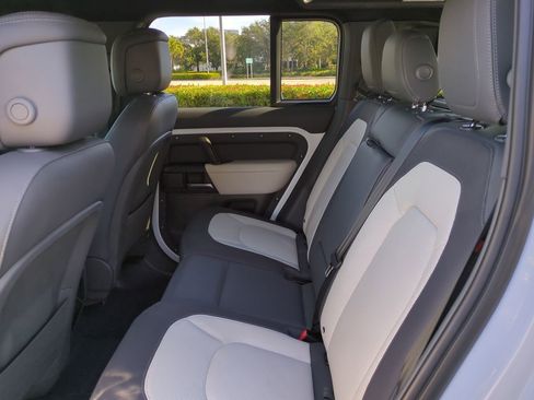 Used 2023 Land Rover Defender 110 X-Dynamic SE image 13