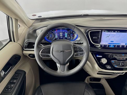 Used 2023 Chrysler Pacifica Touring-L FWD image 26