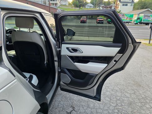 Used 2018 Land Rover Range Rover Velar R-Dynamic SE image 18