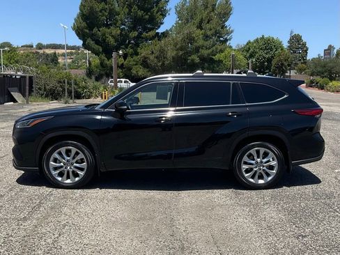 Used 2021 Toyota Highlander Limited FWD image 3