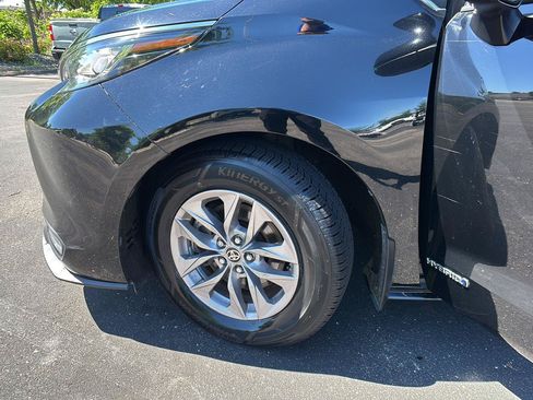 Used 2021 Toyota Sienna LE AWD/4WD image 5