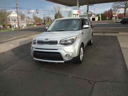 Used 2017 Kia Soul + image 2