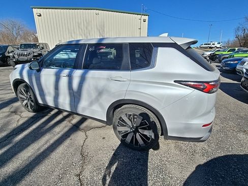 Used 2025 Mitsubishi Outlander SE image 4
