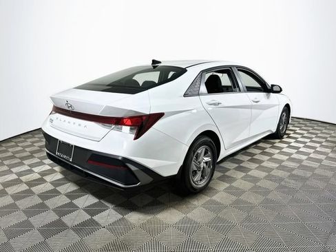 Used 2025 Hyundai Elantra SE FWD image 3