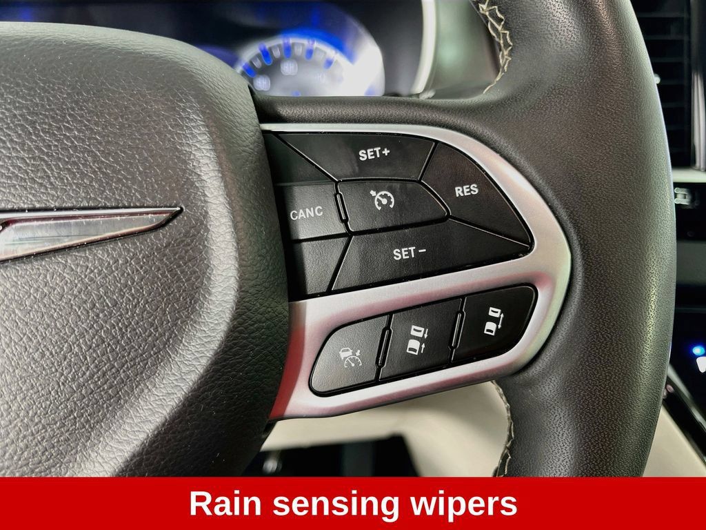 Used 2024 Chrysler Pacifica Touring-L FWD image 16