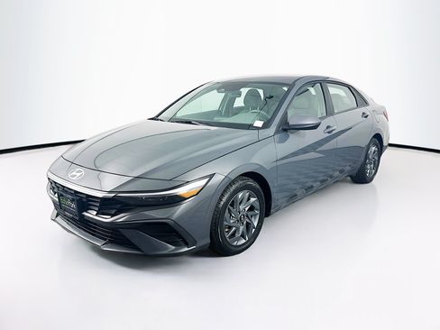 Used 2024 Hyundai Elantra SEL FWD image 3