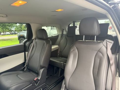 Used 2024 Kia Carnival EX FWD image 15