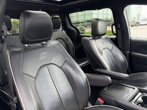 Used 2022 Chrysler Pacifica Limited w/ Uconnect Theater Family Group FWD image 13