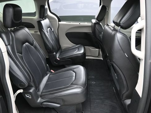 Used 2023 Chrysler Pacifica Touring-L FWD image 30