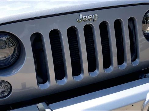 Used 2015 Jeep Wrangler Unlimited Sahara w/ Dual Top Group AWD/4WD image 29