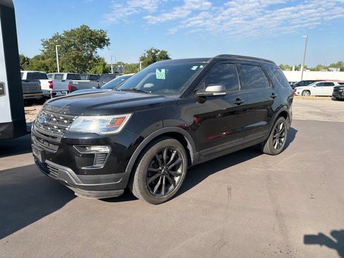 Used 2018 Ford Explorer XLT w/ Equipment Group 202A FWD image 2