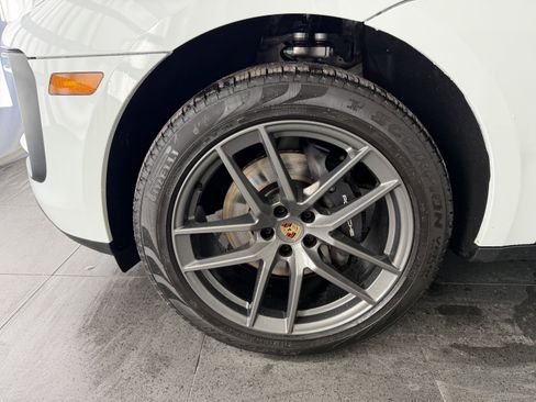 Certified 2025 Porsche Macan image 10