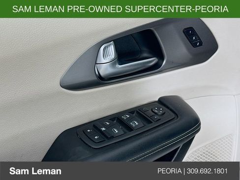 Used 2023 Chrysler Pacifica Touring-L image 17