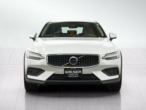 Used 2025 Volvo V60 B5 Cross Country Plus AWD/4WD image 8