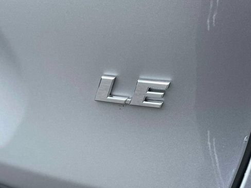 Used 2020 Toyota RAV4 LE FWD image 9