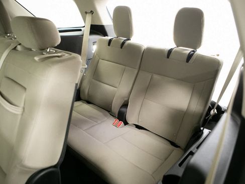 Used 2023 Ford Explorer XLT image 29