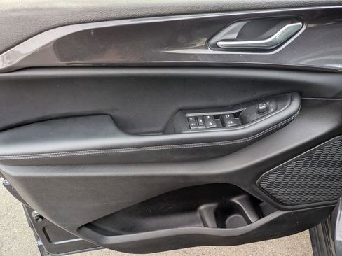 Used 2023 Jeep Grand Cherokee L Laredo image 9