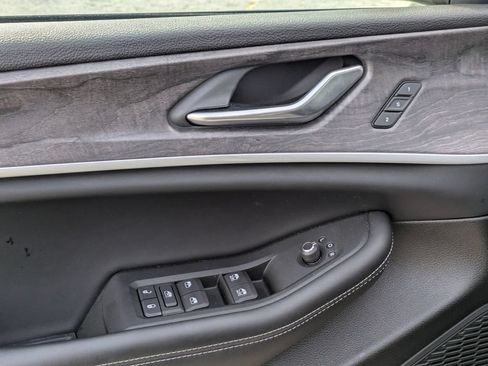 Used 2025 Jeep Grand Cherokee Limited RWD image 12