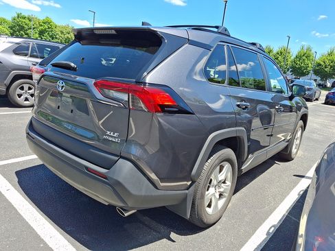Used 2021 Toyota RAV4 XLE w/ Convenience Package AWD/4WD image 4