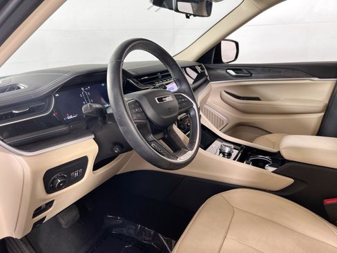 Used 2022 Jeep Grand Cherokee Limited w/ Luxury Tech Group II image 9