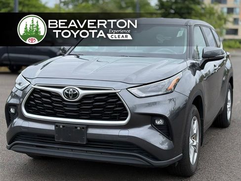 Used 2023 Toyota Highlander LE AWD/4WD image 1