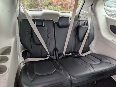 Used 2024 Chrysler Pacifica Select image 13