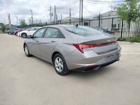Used 2023 Hyundai Elantra SE image 3