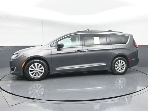 Used 2017 Chrysler Pacifica Touring-L FWD image 8