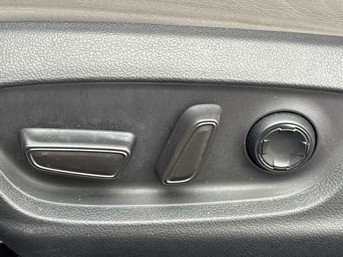 Used 2019 Toyota Avalon Limited image 8