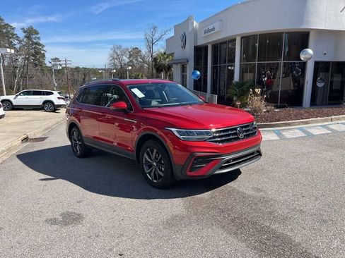 Used 2023 Volkswagen Tiguan SE w/ Panoramic Sunroof Package FWD image 1
