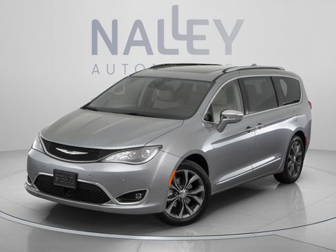 Used 2018 Chrysler Pacifica Limited FWD image 9
