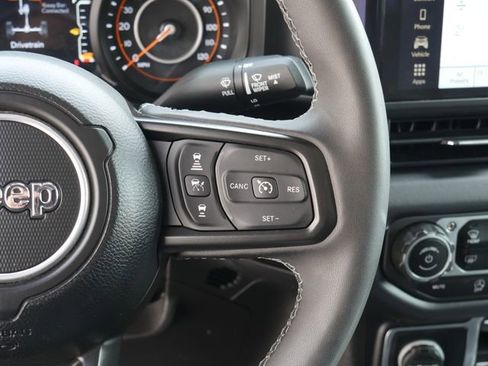 Used 2025 Jeep Gladiator Rubicon w/ Convenience Group AWD/4WD image 18