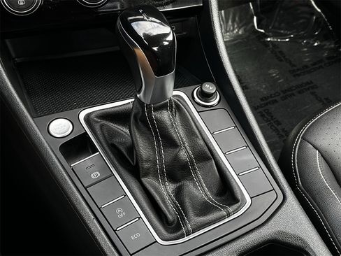 Used 2024 Volkswagen Jetta SE image 17