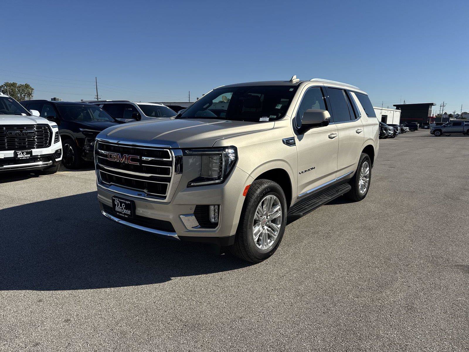 Used 2023 GMC Yukon SLT w/ SLT Luxury Package AWD/4WD image 1