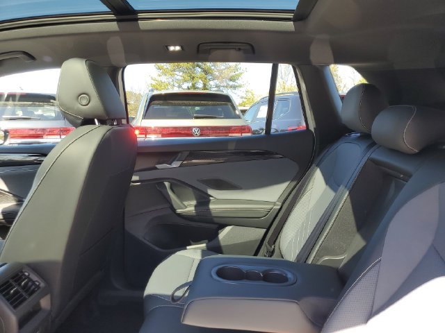 New 2026 Volkswagen Tiguan SE R-Line FWD image 10