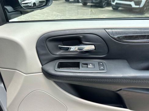 Used 2020 Dodge Grand Caravan SE w/ UConnect Hands-Free Group FWD image 14
