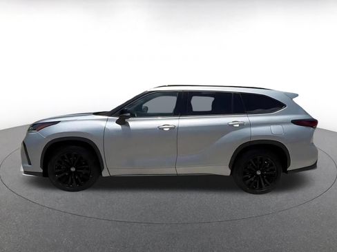Used 2025 Toyota Highlander XSE AWD/4WD image 9