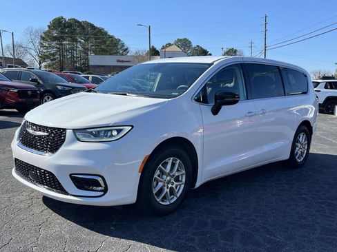 Used 2024 Chrysler Pacifica Touring-L image 7